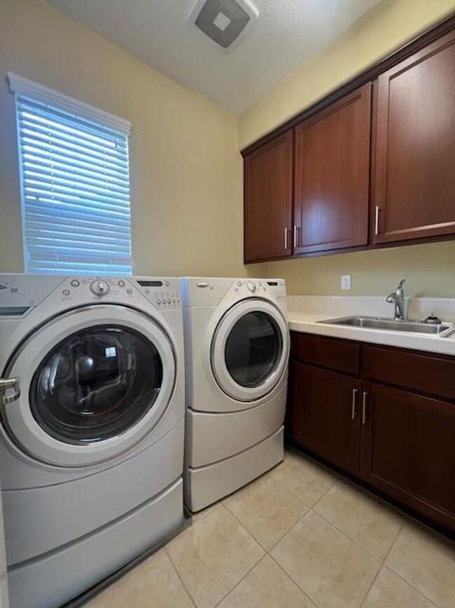 Building Photo - STUNNING & SPACIOUS 4 BEDROOM IN W. ROSEVI...