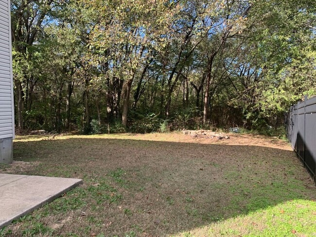 Building Photo - Tucked away on a quiet dead-end street, 773 offers the perfect mix of privacy and vibe.