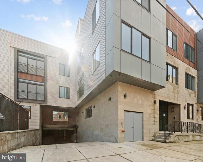 Building Photo - 1221 E Berks St