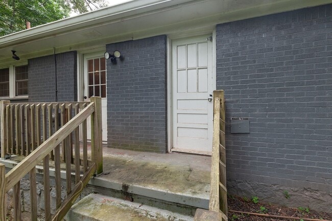 Building Photo - Renovated 3/2 w/ Fenced In Backyard and Courtyard!