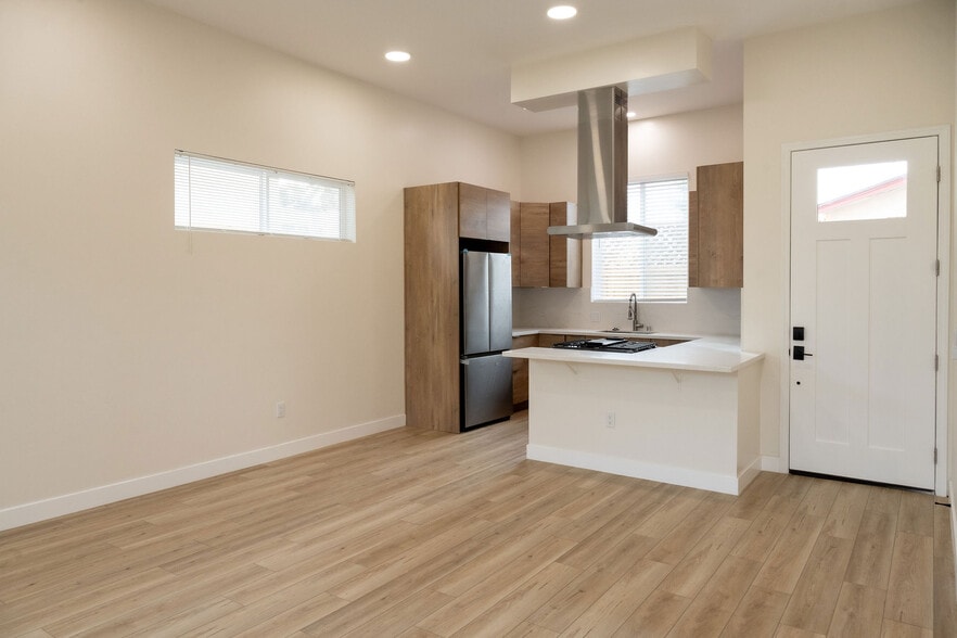 View of kitchen and front door - 4772 Bancroft St