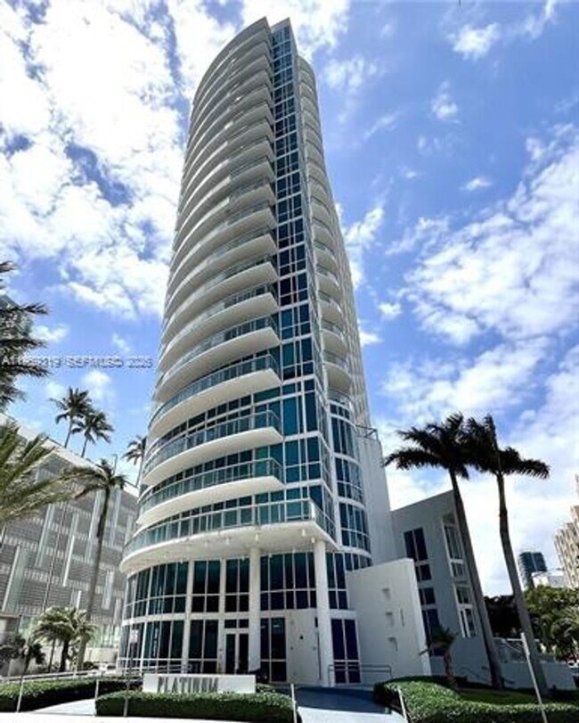 Building Photo - 480 NE 30th St