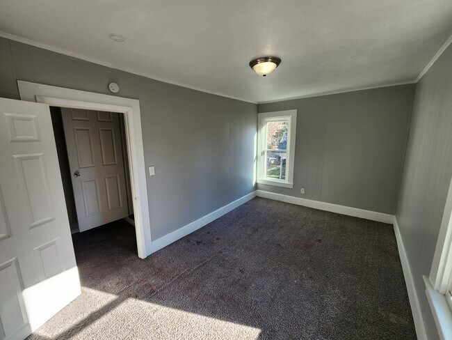 Building Photo - 4 bed 1 bath house