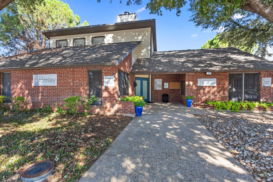 The Bromley 1525 2nd St Granbury TX 76048 Apartment Finder