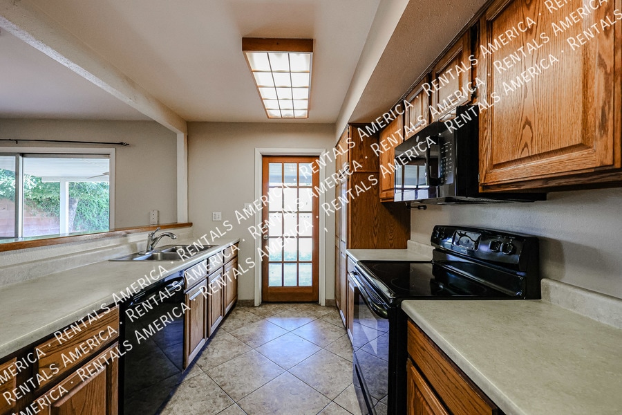 Building Photo - 2421 S Terrace Rd