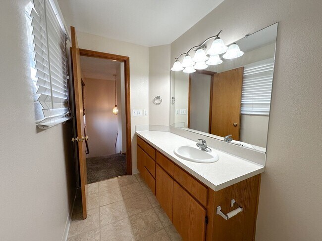 Building Photo - Ridgetop Duplex