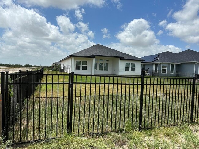 Building Photo - 113 Torrey Pines Dr