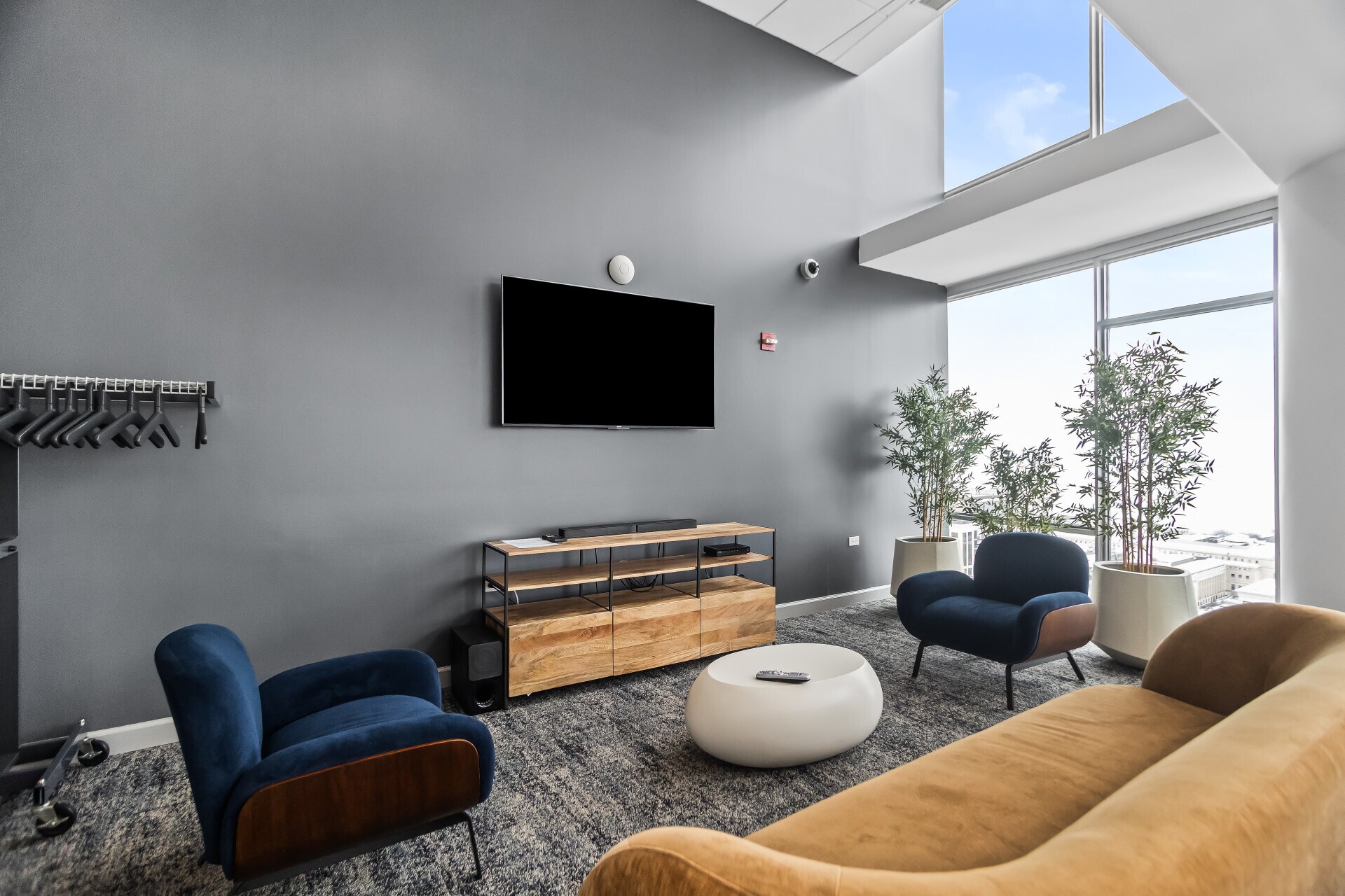 Building Photo - 100 E 14th St