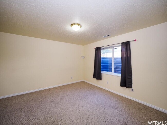 Building Photo - Spacious Rambler w attached 2 car garage!