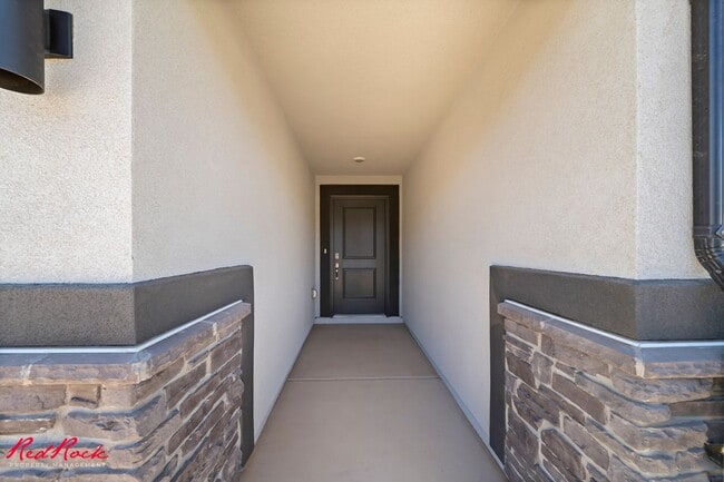 Building Photo - Beautiful 3 Bed Townhome with Amazing Amenities! 6 Month Lease