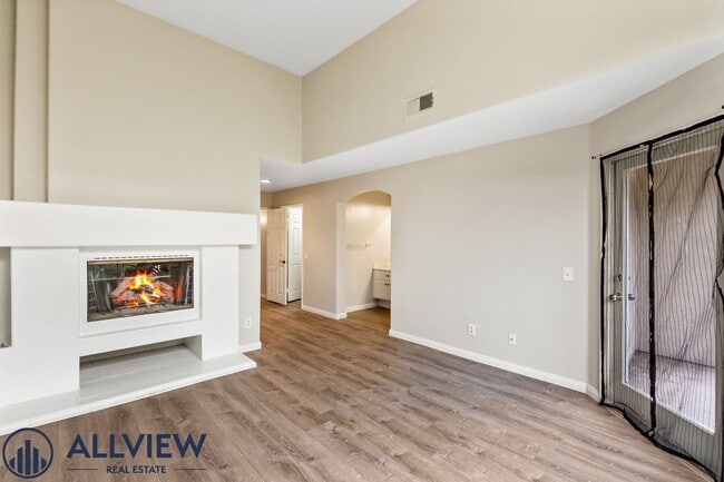 Building Photo - Updated 3 Bed, 2.5 Bath Home Available in ...