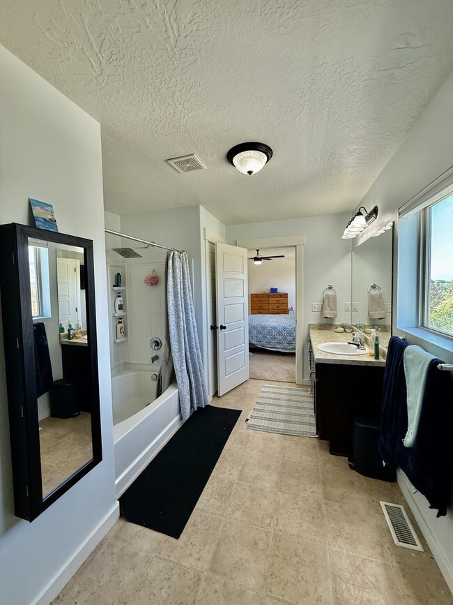 Building Photo - 722 S Willow Park Dr