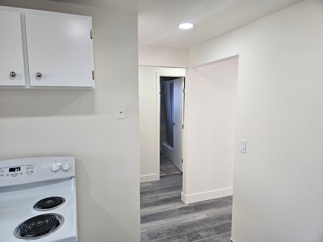 Building Photo - Roy Duplex