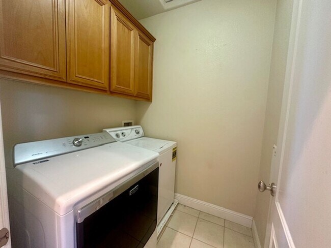 Building Photo - Beautiful Newer Home, Very Clean- Move In ...