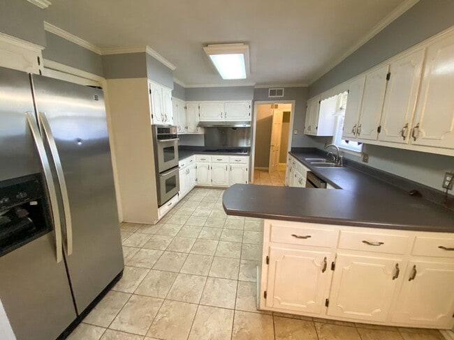 Building Photo - 4 bed, 2.5 bath home in East Memphis near CBHS, Shelby Farms, and Baptist Hospital