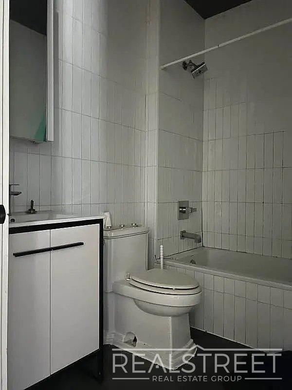 Building Photo - 3 Bed / 1.5 Bath Duplex | Bushwick | Brooklyn