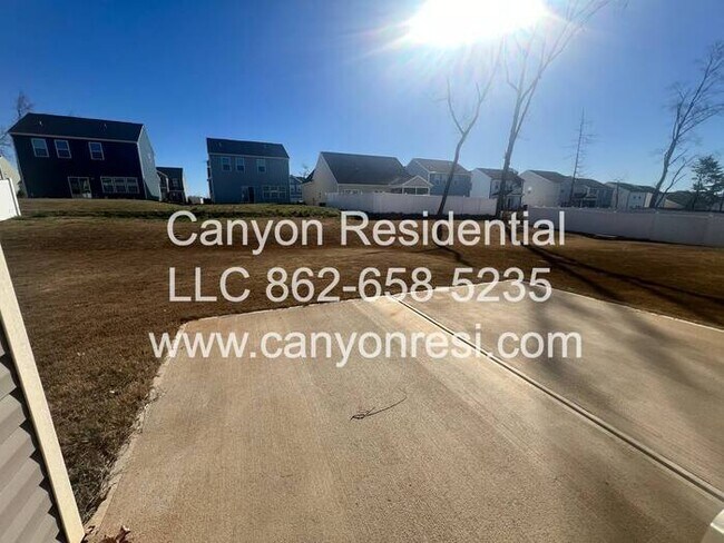 Building Photo - Beautiful 3 Bedroom 2.5 bath in well sough...