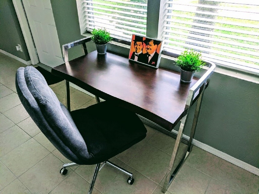 office with desk - 496 28th Ave N