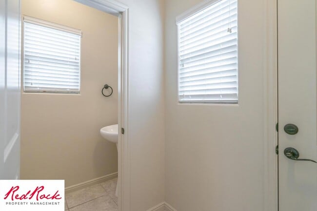 Building Photo - Cozy Townhome with Community Pool