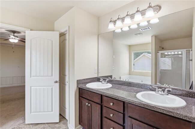 Building Photo - 906 Donington Cir SE