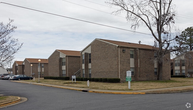 Primary Photo - Cross Creek Apartments