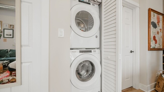 Building Photo - Spacious Rehabbed 1Bed+Office Unit in Uptown!