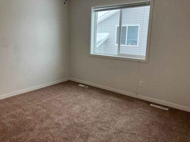 Building Photo - 4 Bed 3 Bath