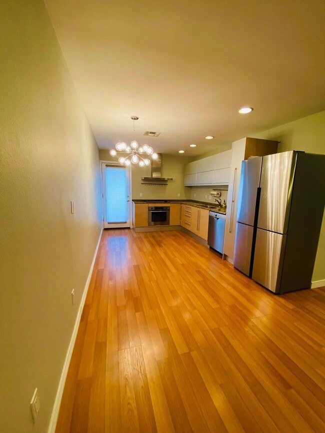 Building Photo - 1850 E Maryland Ave