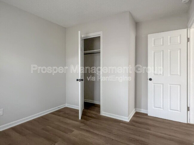 Building Photo - 17 Stratton Dr