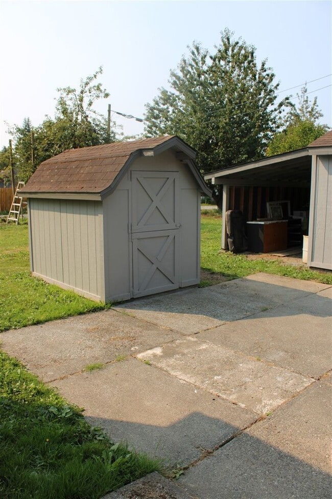 Building Photo - 3 Bedroom, 1.5 Bathroom House! Available now!