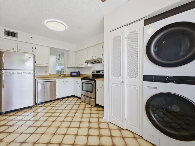 Building Photo - 14623 Bonaire Blvd