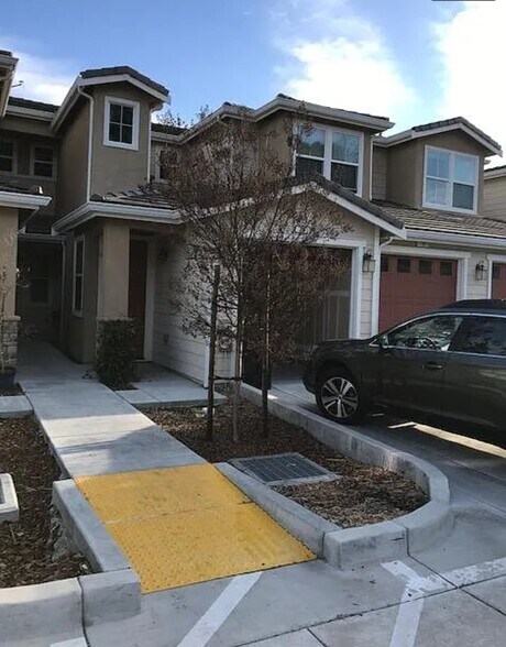 Primary Photo - 209 Elworthy Ranch Cir