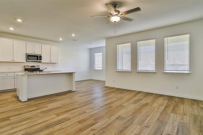 Building Photo - Cute Newer 4-2-2 N Ft. Worth