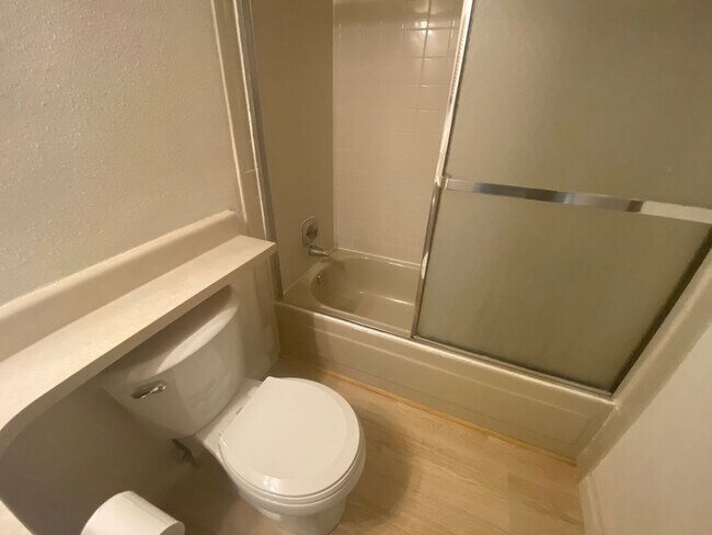 Building Photo - Beautiful 1 Bedroom Condo Across from Buck...