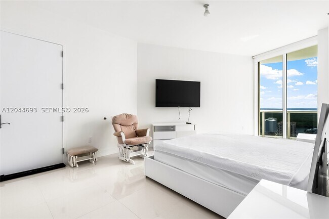 Building Photo - 16001 Collins Ave