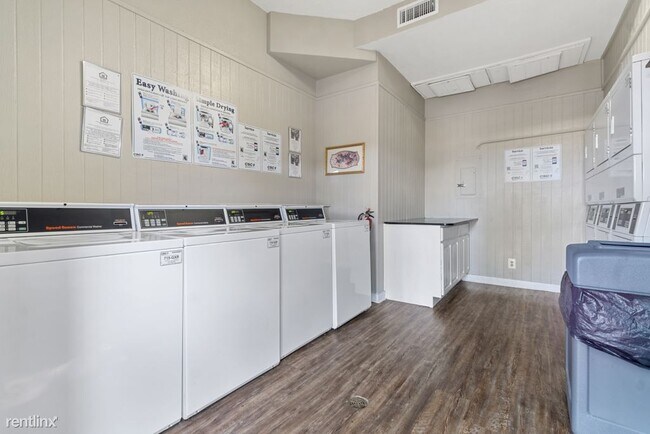 Building Photo - 3 br, 1.5 bath Apartment - Cleburne Plaza C