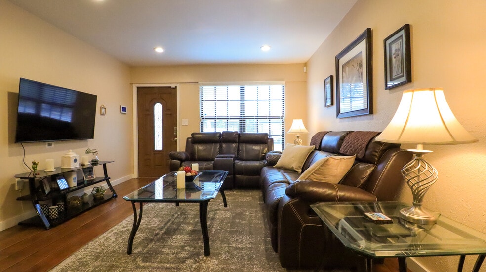 Building Photo - 2321 Plum Ct
