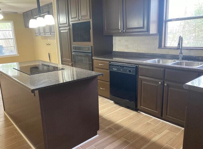 Building Photo - 504 E Bradford St