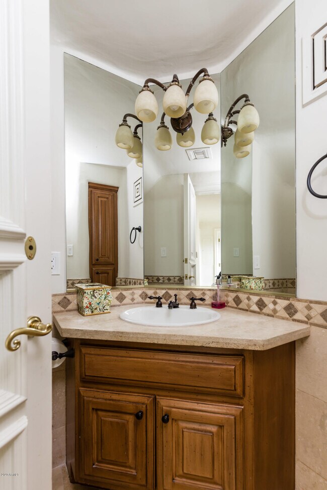 Building Photo - 7421 N Las Brisas Ln