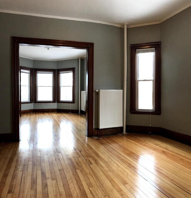 Dining & living rooms - 488 Woodford St