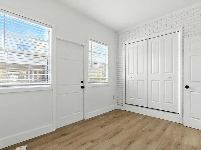 Building Photo - Fall Semester Move-In | Spacious 5BR Home in Ridgewood Park