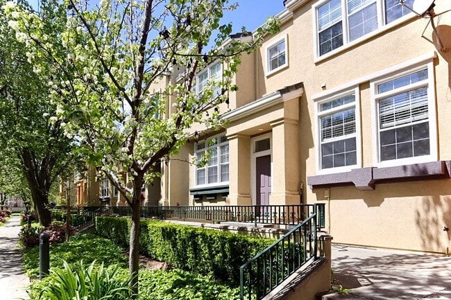 Primary Photo - Remodeled 3-bedroom townhome in Fremont – ...