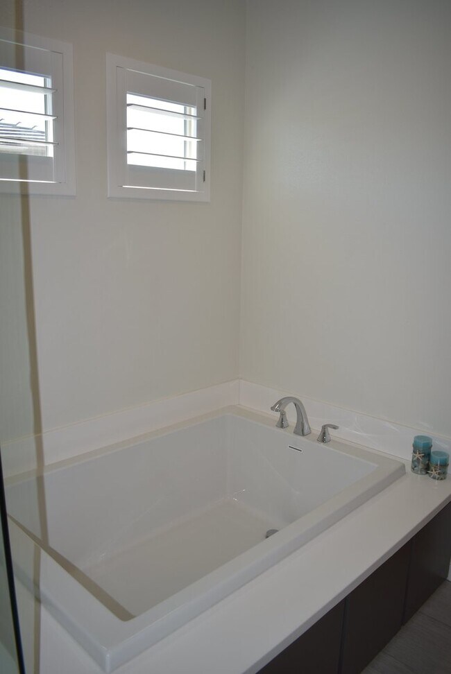 Building Photo - 3 Story 4 Bedroom 3.5 Bath Home in Del Sur...