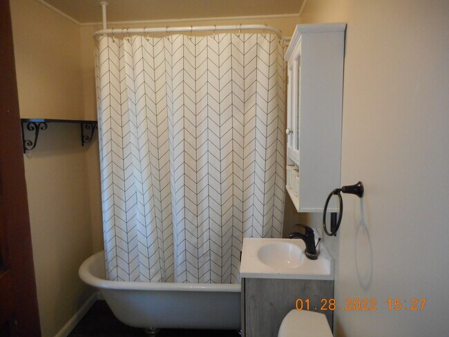 2nd Floor Bathroom - 3558 Jones St