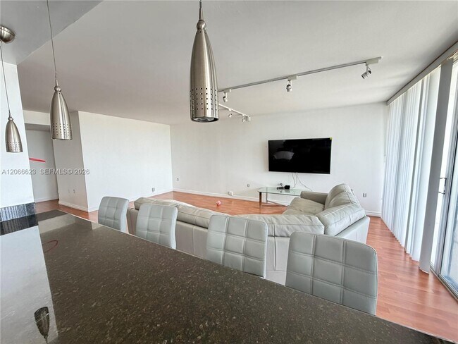 Building Photo - 18031 Biscayne Blvd