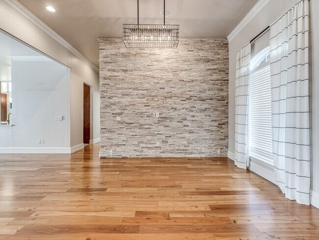Building Photo - Fantastic home in the Fairways at Surrey H...