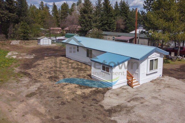 Building Photo - 2 Bedroom 1 Bath Home with Off-Street Park...
