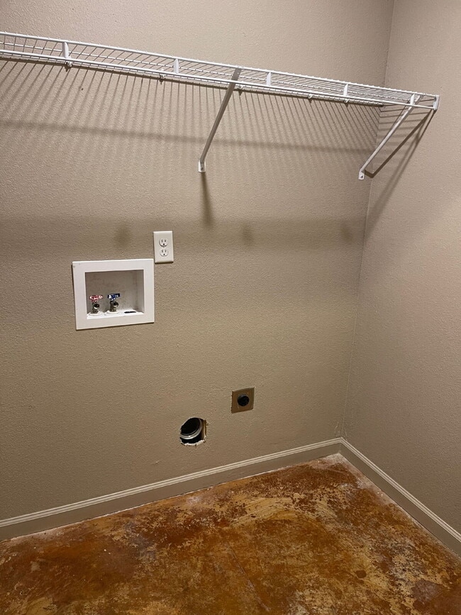 Building Photo - "Charming 3-Bedroom Haven with 2.5 Baths in the Heart of Jonesboro – 1,000 Sq Ft of Comfort at 51...