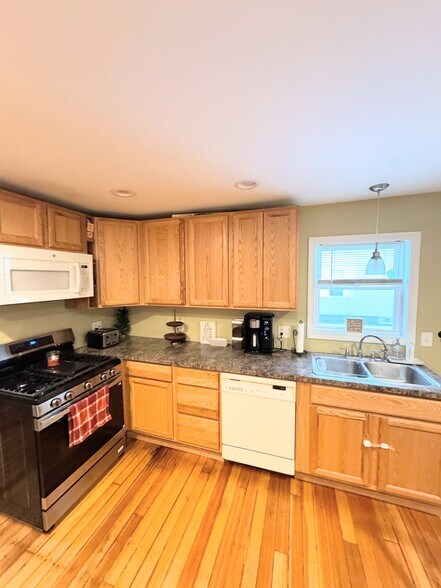 Building Photo - 36 Fowler St