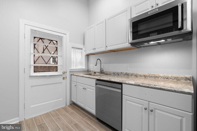 Building Photo - 715 Anderson Ave